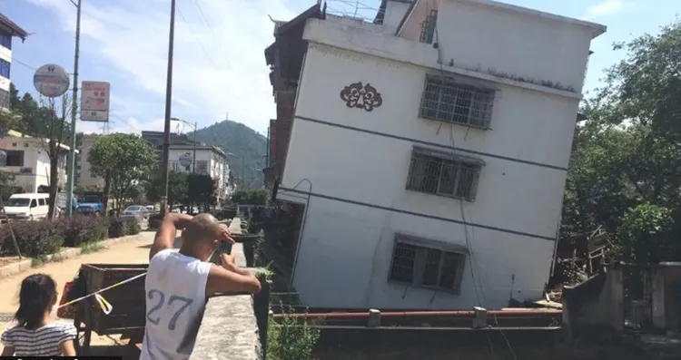 Một tòa nhà bị sụt lún ở tỉnh Quảng Tây