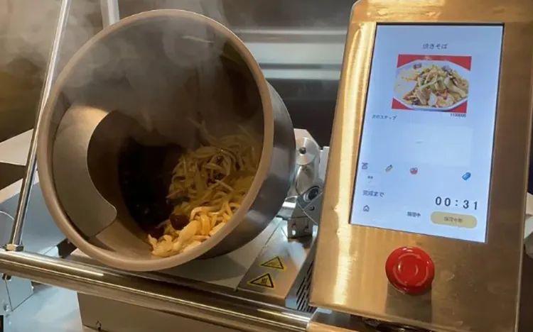 Osaka Ohsho gần đây đã cho ra mắt một robot có thể thành thạo việc nấu một số món ăn