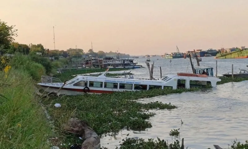 Vụ phà và tàu chở khách trên sông Tiền: 3 người bị thương