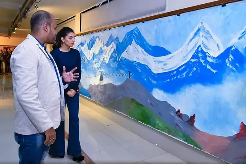 Nghệ sĩ Ấn Độ vẽ tranh sơn dầu lớn nhất thế giới dành tặng nạn nhân bị tạt axit