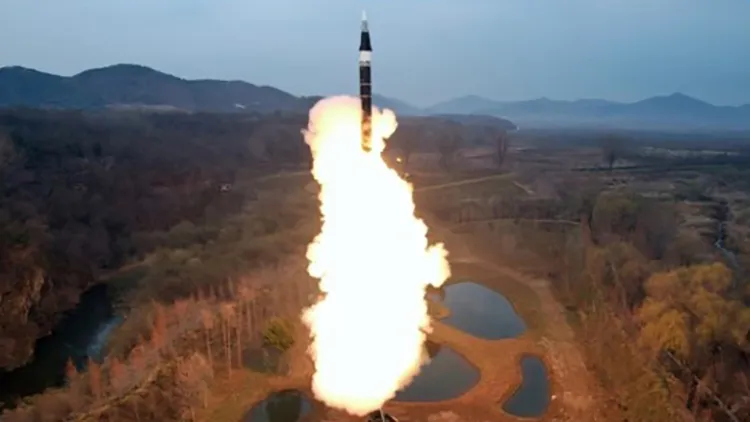 Triều Tiên đã bắn thử một tên lửa siêu thanh nhiên liệu rắn tầm trung đến tầm xa mới, tại một địa điểm không xác định ở Triều Tiên 