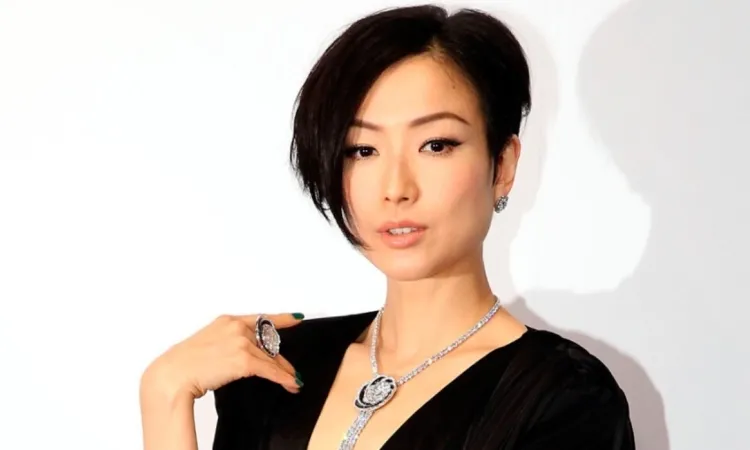 Diva Trịnh Tú Văn gây bất ngờ khi cô tự xưng hô mình là sản phụ lớn tuổi