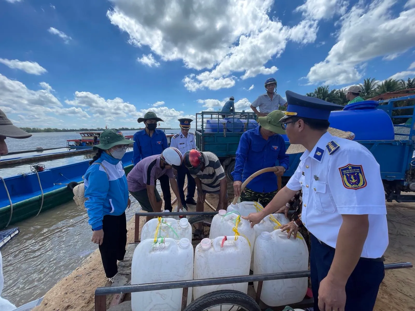 Vùng Cảnh sát biển 3 hỗ trợ nước ngọt cho nhân dân Bến Tre - Ảnh Đức Định