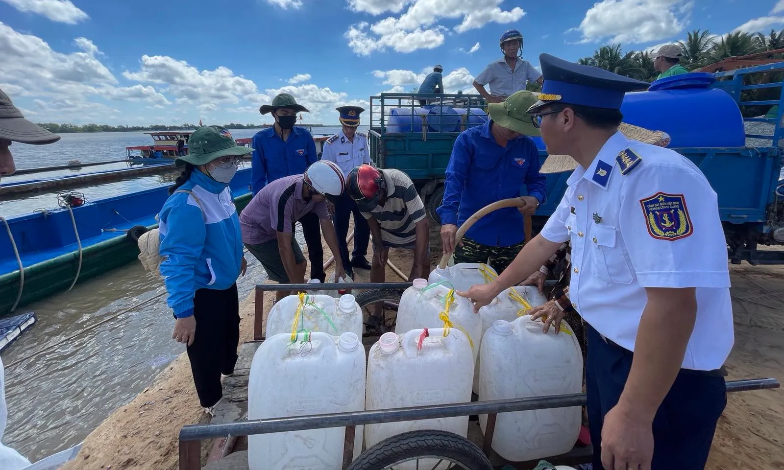 Bộ Tư lệnh Vùng Cảnh sát biển 3 tiếp tục cung cấp nước ngọt cho nhân dân Bến Tre
