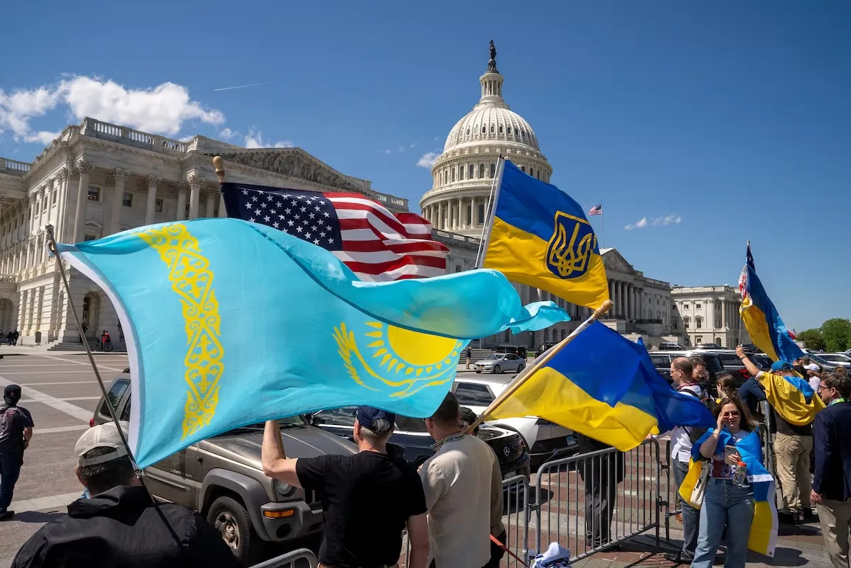 2104-US-UKRAINE-FLAGS-2