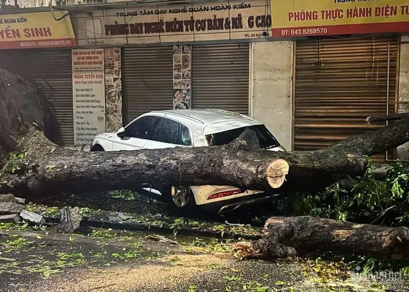 Miền Bắc hứng chịu giông lốc dữ dội: Nhà tốc mái, cây đổ, nhiều nơi mất điện 