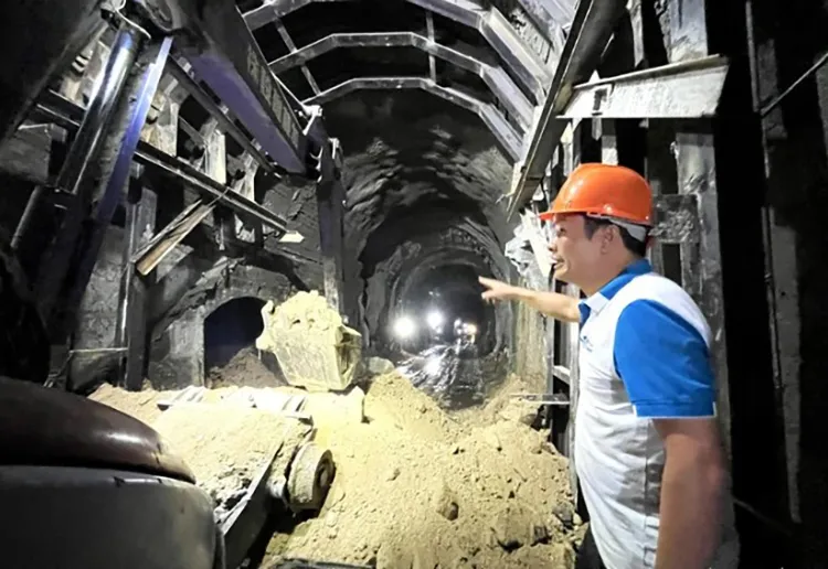 Đường sắt Bắc - Nam thông tuyến qua hầm Bãi Gió sau gần 10 ngày sửa chữa