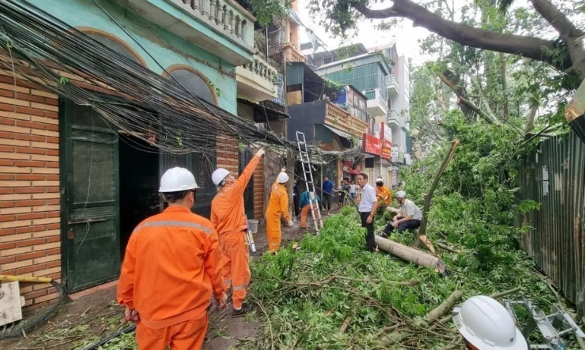 Mưa to, dông lốc tại các tỉnh phía Bắc gây nhiều thiệt hại