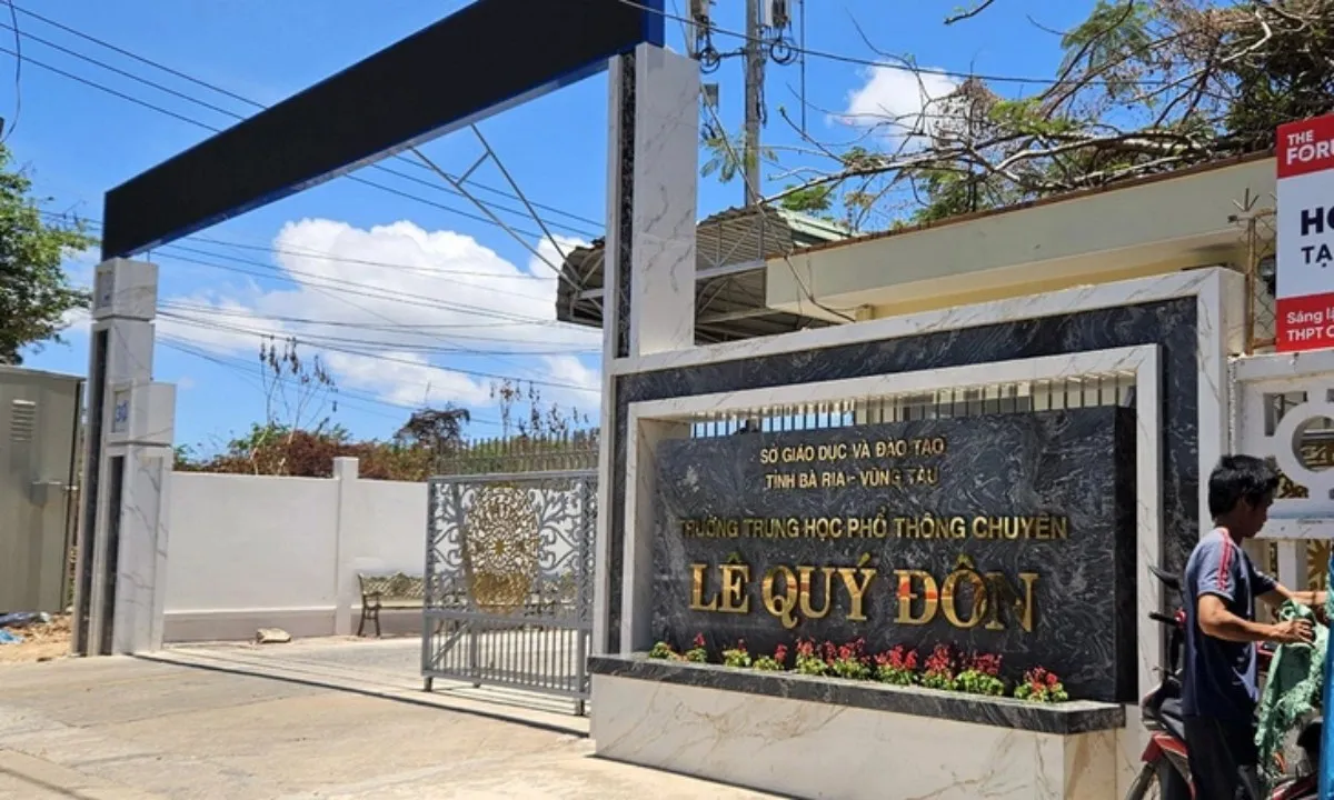 Đình chỉ thầy giáo trường chuyên bị tố quấy rối nữ sinh