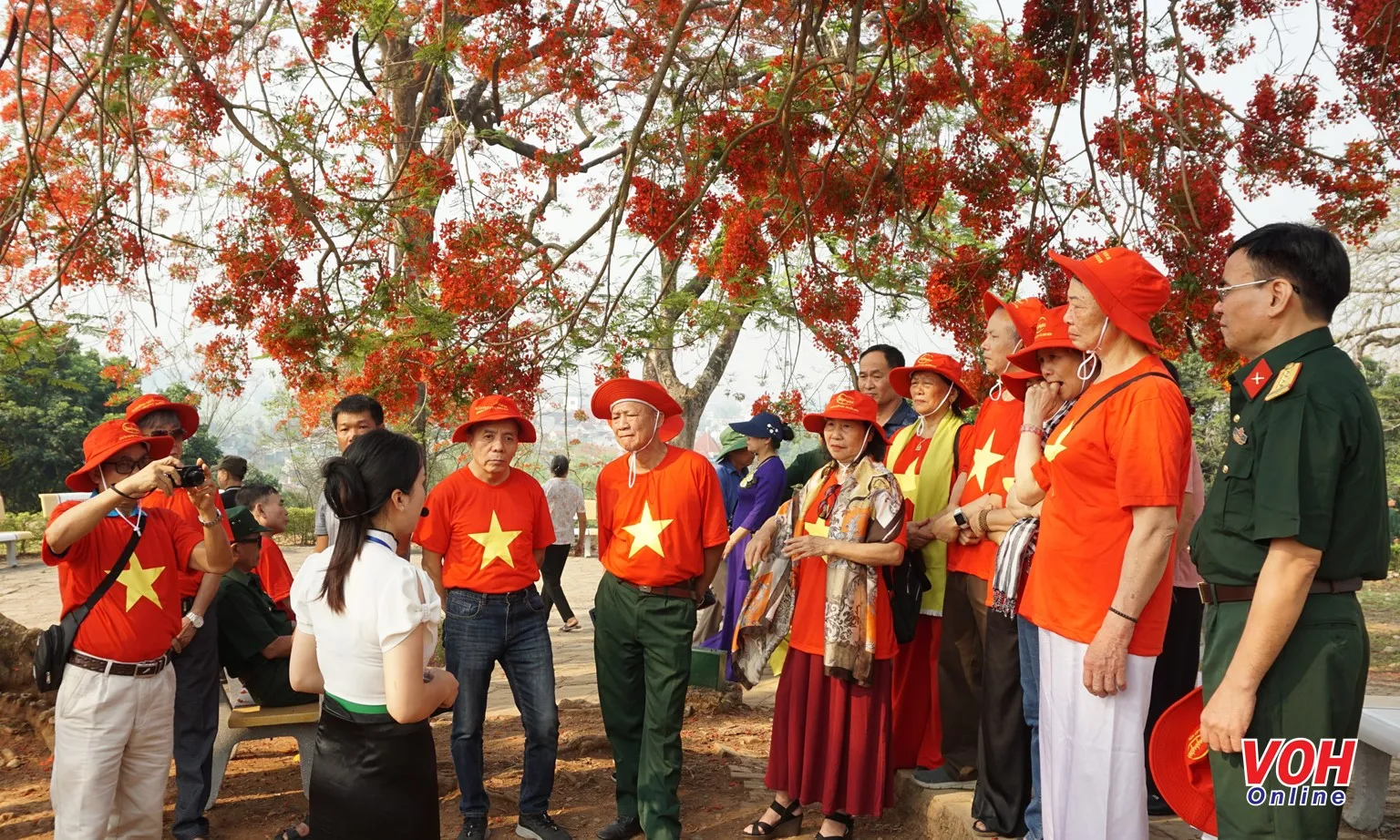 Hàng ngàn du khách đang đổ về thăm các “địa chỉ đỏ” tại Điện Biên