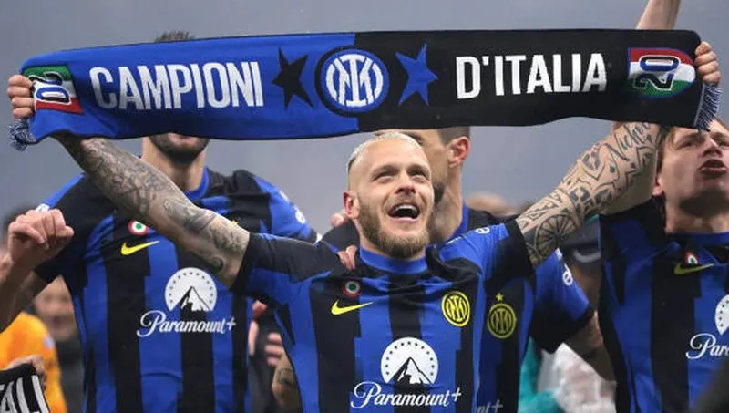 diem-tin-bong-da-234-inter-milan-vo-dich-serie-a-mu-vuot-mat-thanh-tich-cua-arsenal 1