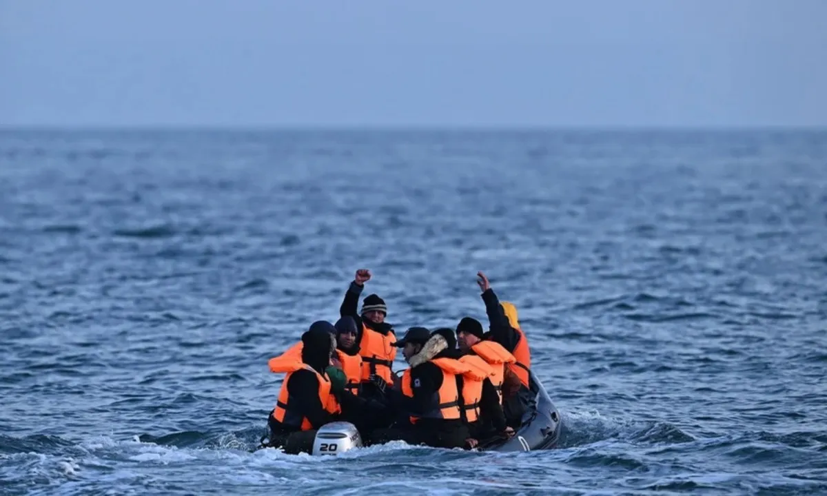 Pháp giải cứu gần 50 người di cư vượt eo biển Manche