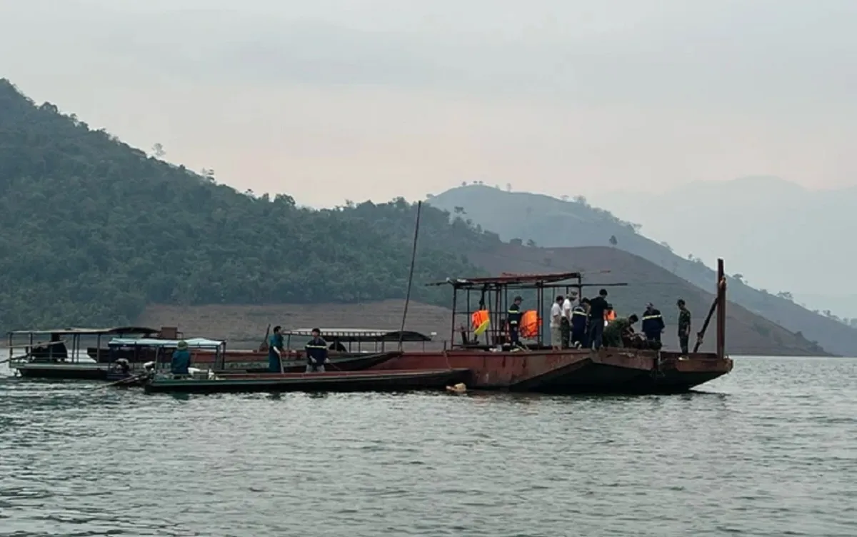 Tìm kiếm nạn nhân đắm thuyền tai nạn sông nước - s