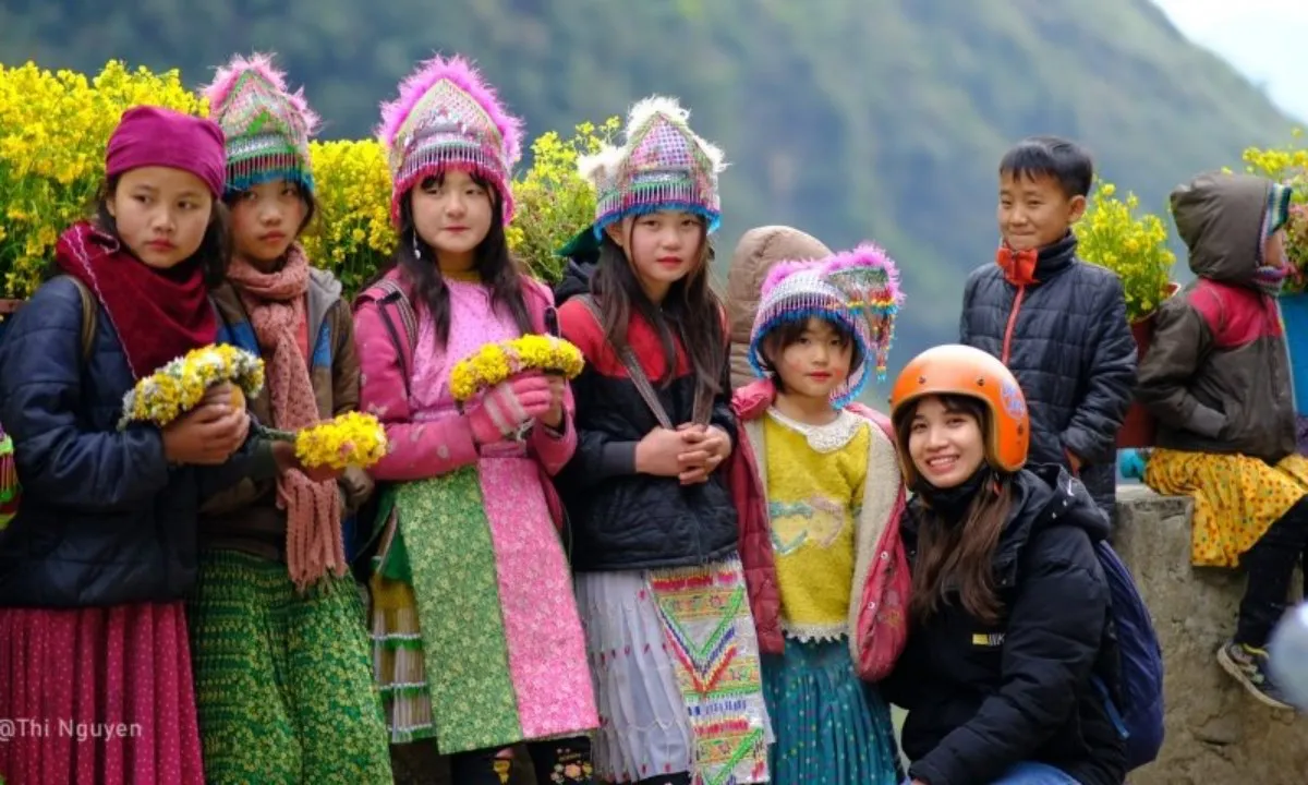 Các bé ở Hà Giang tết tóc, cài hoa khiến khách Tây thích thú