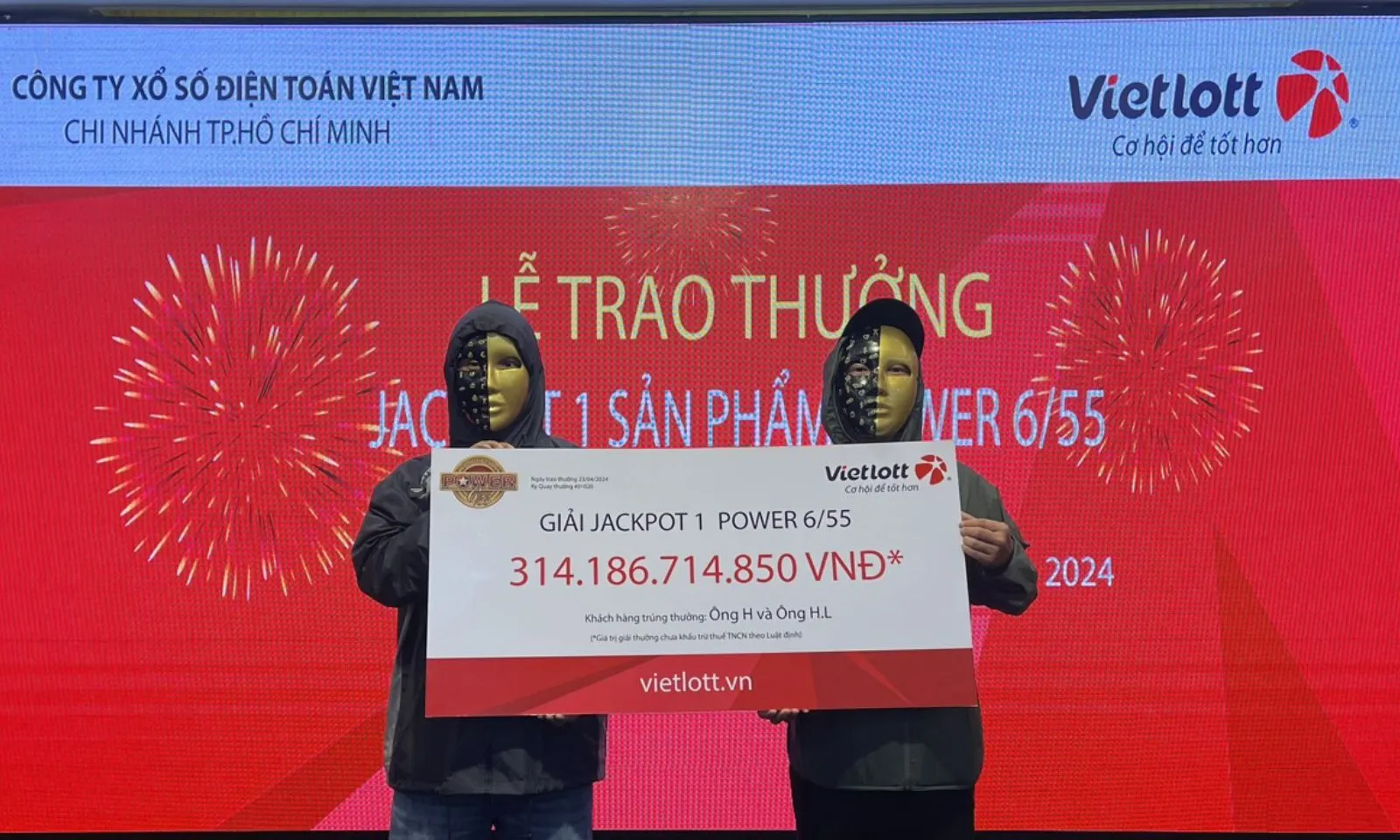 Chủ tạp hóa và nam shipper “trúng mánh” giải Vietlott 314 tỷ đồng