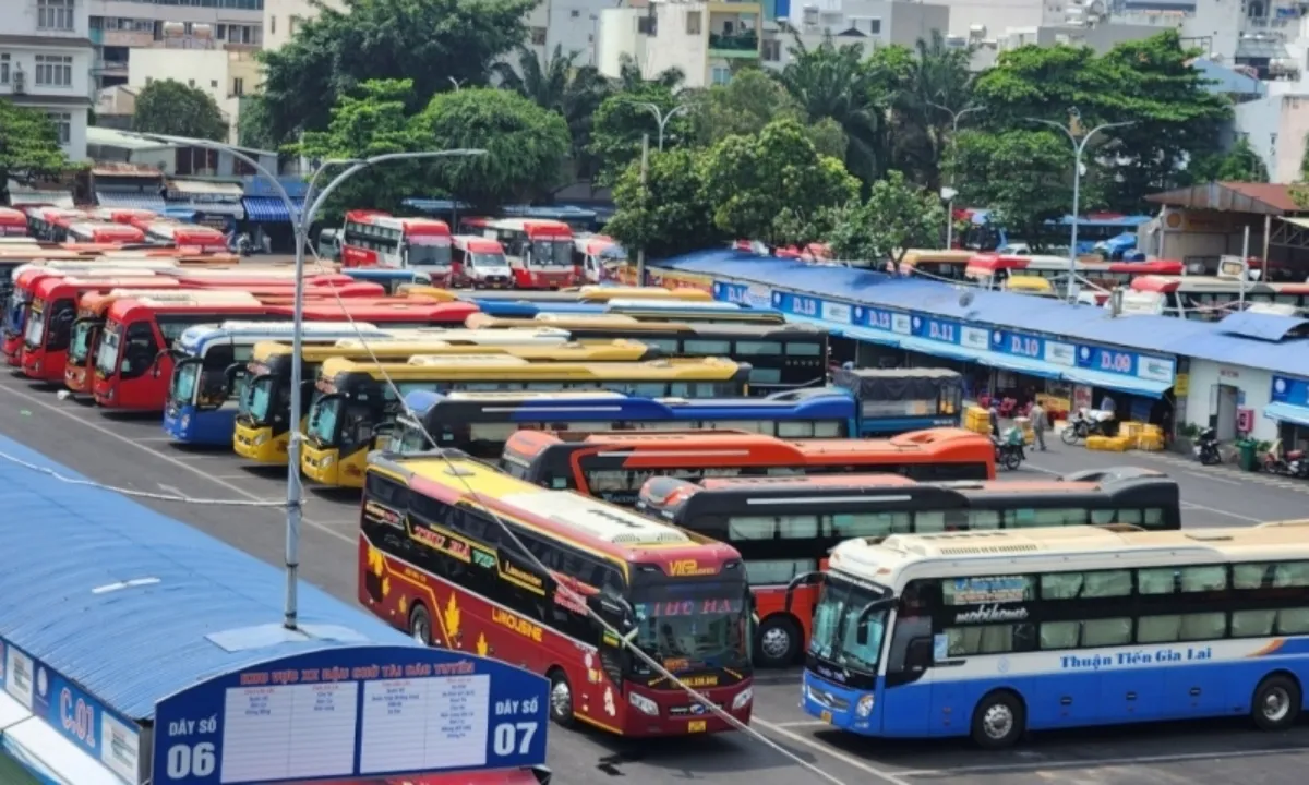 Vé máy bay tăng cao, các bến xe tăng công suất