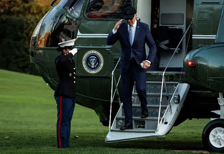 Joe Biden trên Bãi cỏ phía Nam của Nhà Trắng sau khi đến Marine One ở Washington, DC, vào ngày 21 tháng 3. Ảnh Bloomberg