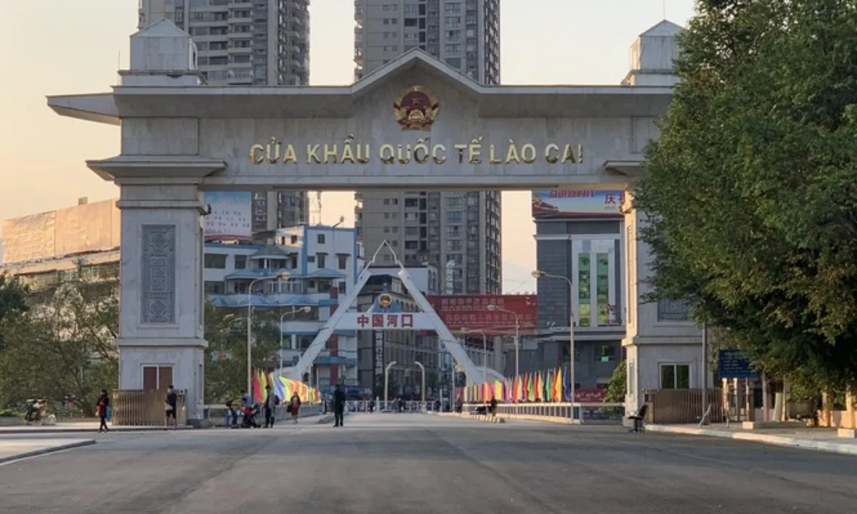 Hàng trăm xe chở hàng hóa của Việt Nam bị giữ tại Trung Quốc