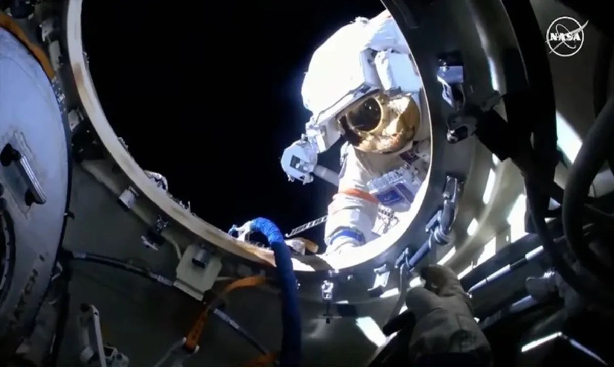 Hai phi hành gia Nga  hoàn thành chuyến đi bộ bên ngoài trạm ISS sớm hơn dự kiến 