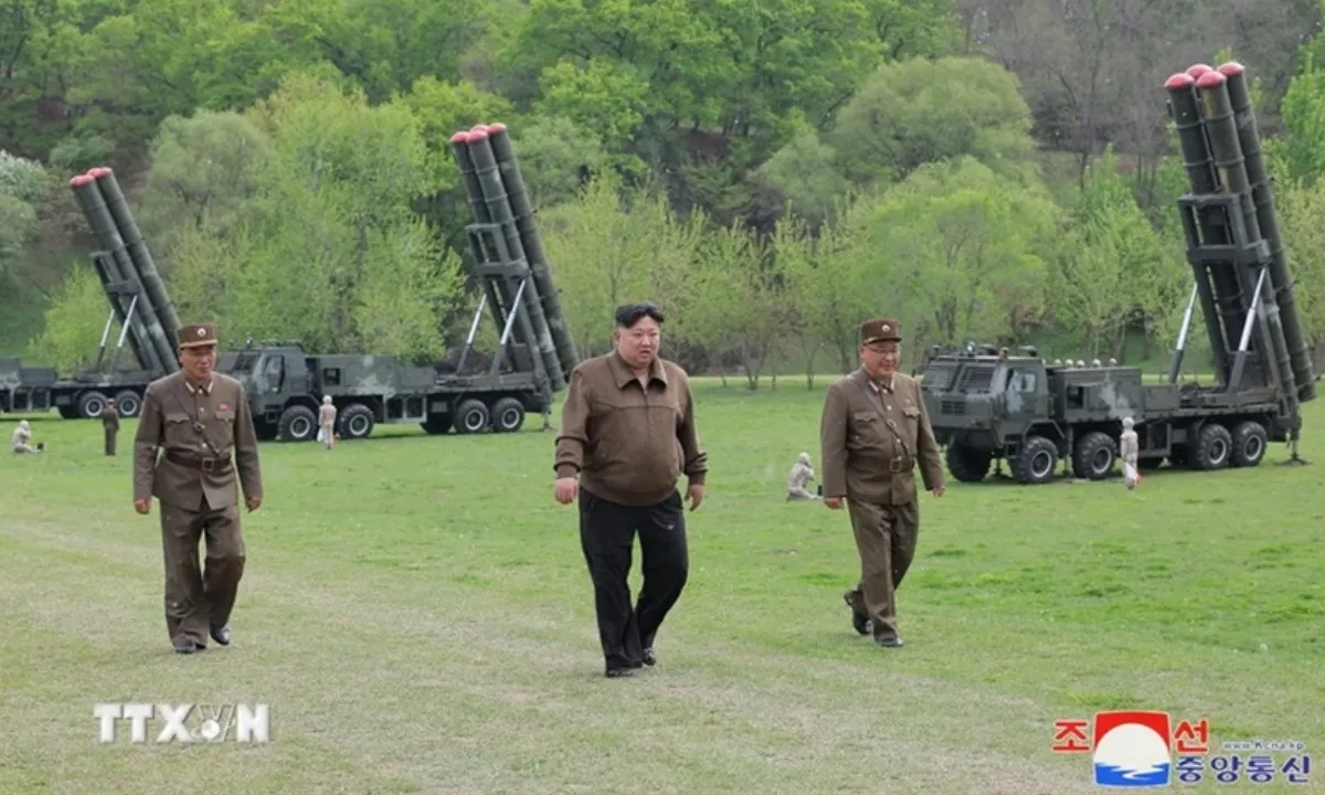 Chủ tịch Kim Jong-un thị sát cuộc thử nghiệm hệ thống tên lửa phóng tích hợp công nghệ mới