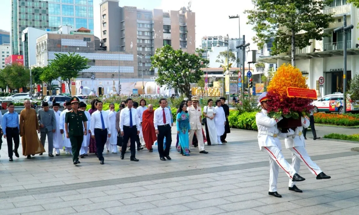 Lãnh đạo TPHCM dâng hương tưởng niệm Chủ tịch Hồ Chí Minh, các anh hùng liệt sĩ