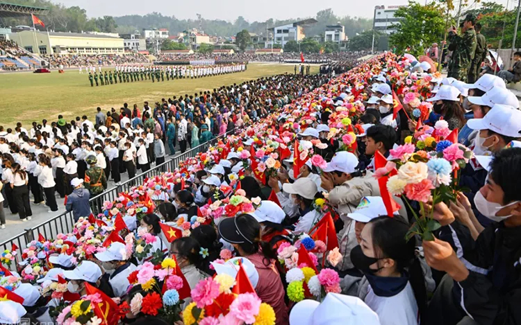 12.000 người hợp luyện diễu binh trên đường phố Điện Biên