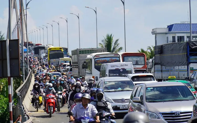 Cầu Rạch Miễu liên tục ùn ứ giao thông.