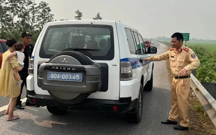 Xe khách hư giữa cao tốc nắng nóng, đội Tuần tra giao thông vào cuộc hỗ trợ