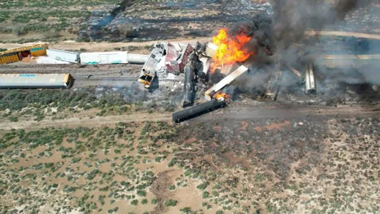 Một đoàn tàu chở hàng chở nhiên liệu trật bánh và bốc cháy vào ngày 26 4 2024,  bang New Mexico-Arizona. Ảnh AP