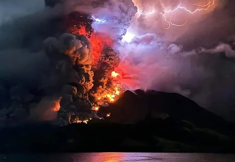 Núi lửa Ruang ở Bắc Sulawesi, Indonesia phun trào ngày 1742024 Ảnh AFP