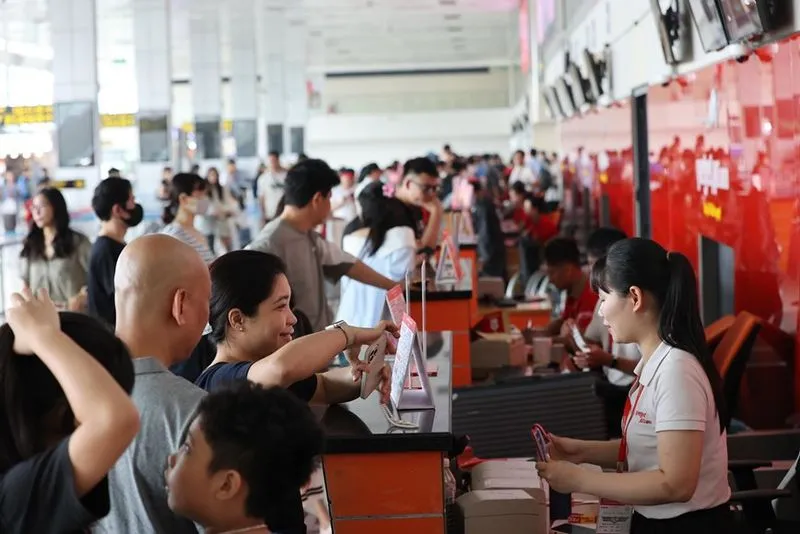 Điểm tin sáng 28/4: Sân bay Nội Bài, Tân Sơn Nhất đón hơn 209.600 khách | Chả mực lớn nhất Việt Nam