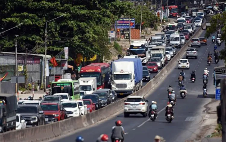 Xe nối đuôi nhau kéo dài hơn 3km trên quốc lộ 1 (đoạn qua xã Bắc Sơn, huyện Trảng Bom, Đồng Nai), hướng từ Đồng Nai đi Bình Thuận