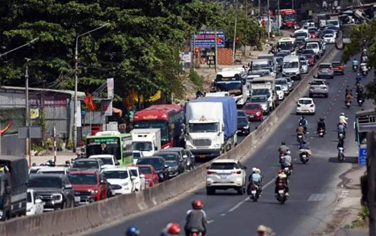 Điểm tin chiều 28/4: Quốc lộ 1 qua Đồng Nai ùn ứ kéo dài | TPHCM nắng nóng chạm mốc lịch sử 40 độ C