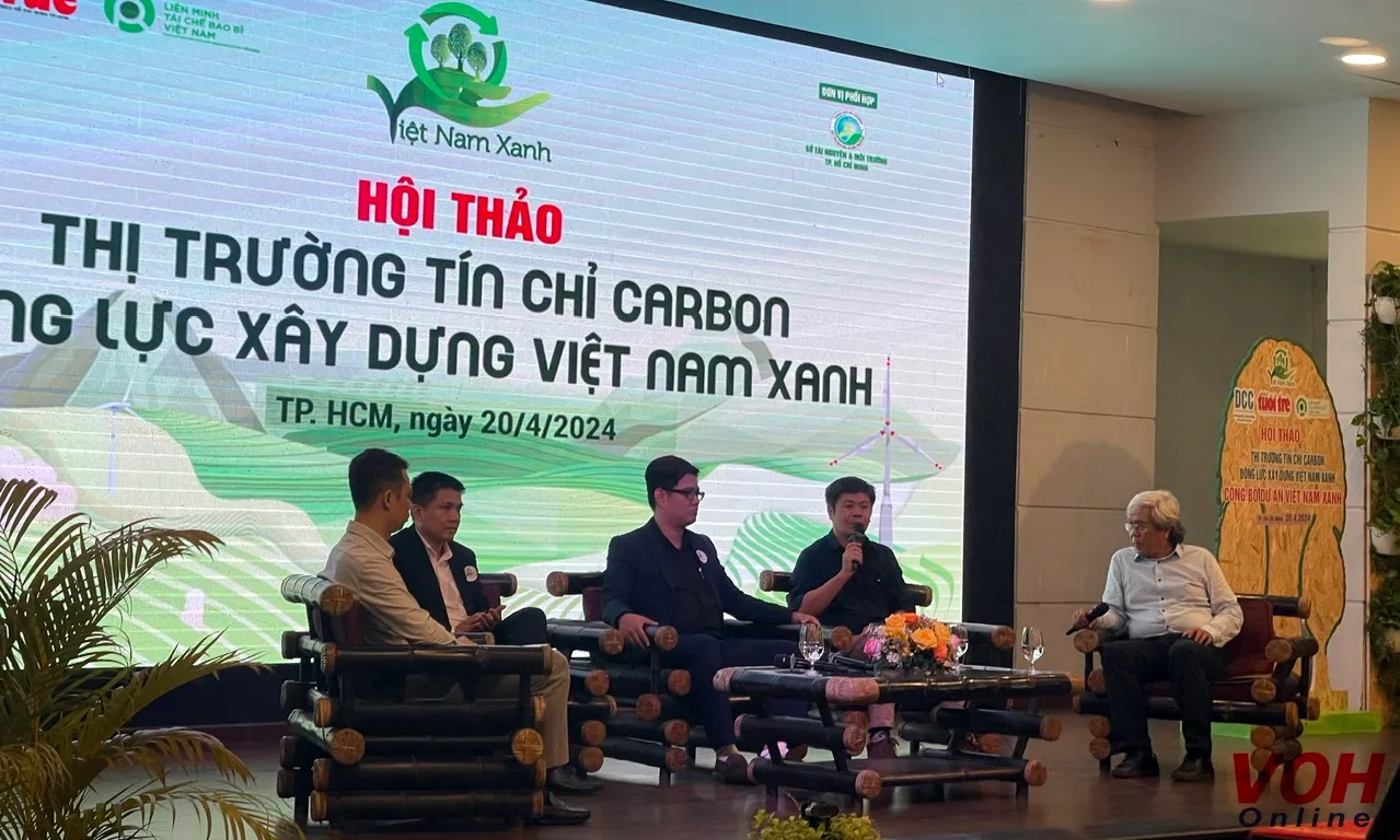 TPHCM thí điểm thay thế đèn LED và lắp đặt điện mặt trời trên mái nhà công vụ