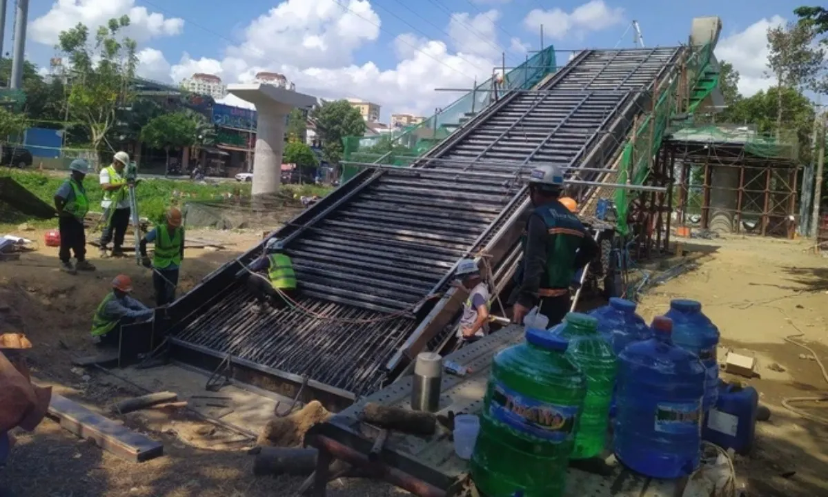 Công nhân thi công xuyên lễ cầu bộ hành kết nối nhà ga tuyến metro số 1