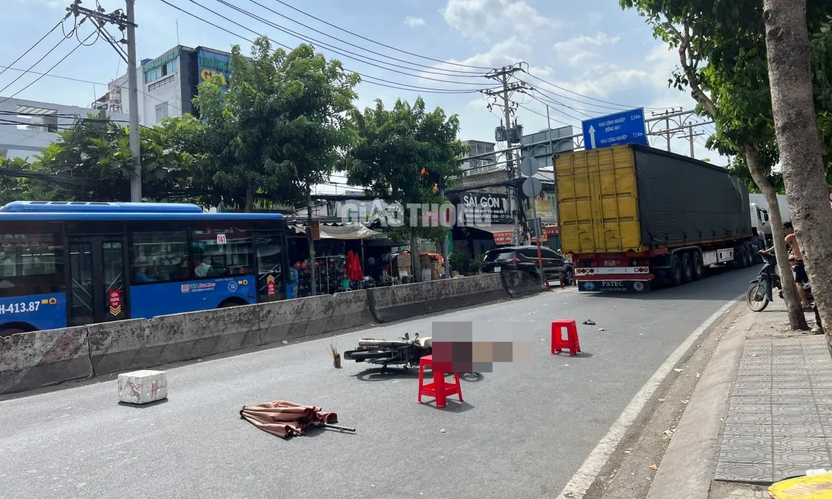 Va chạm với container, người đàn ông đi xe máy tử vong tại chỗ