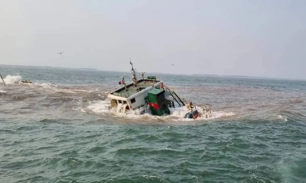Cứu nạn 10 thuyền viên trên tàu hàng sắp chìm ở biển Nam Định