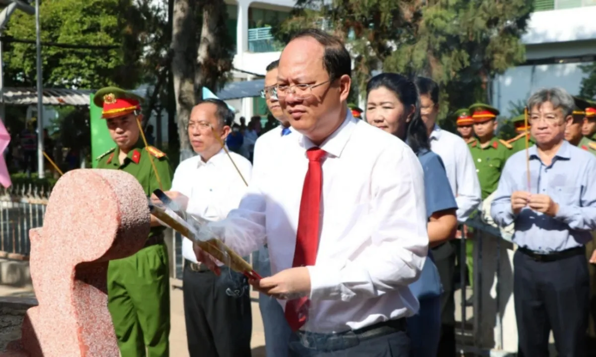 Lãnh đạo TPHCM dâng hương tưởng nhớ cố Tổng Bí thư Trần Phú