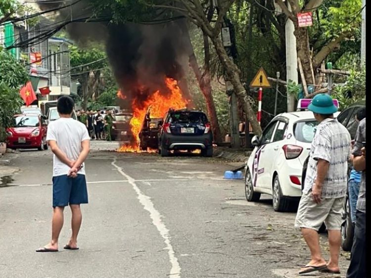 Xe ô tô hạng sang cháy rụi khi đang đậu bên lề đường