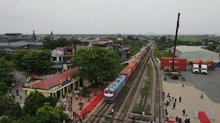 Đoàn tàu chở hàng dời ga Cao Xá tham gia hành trình liên vận quốc tế.