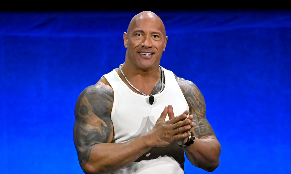 Dwayne Johnson bị tố thường đến phim trường trễ và lười đi toilet, thường tiểu trong chai nhựa