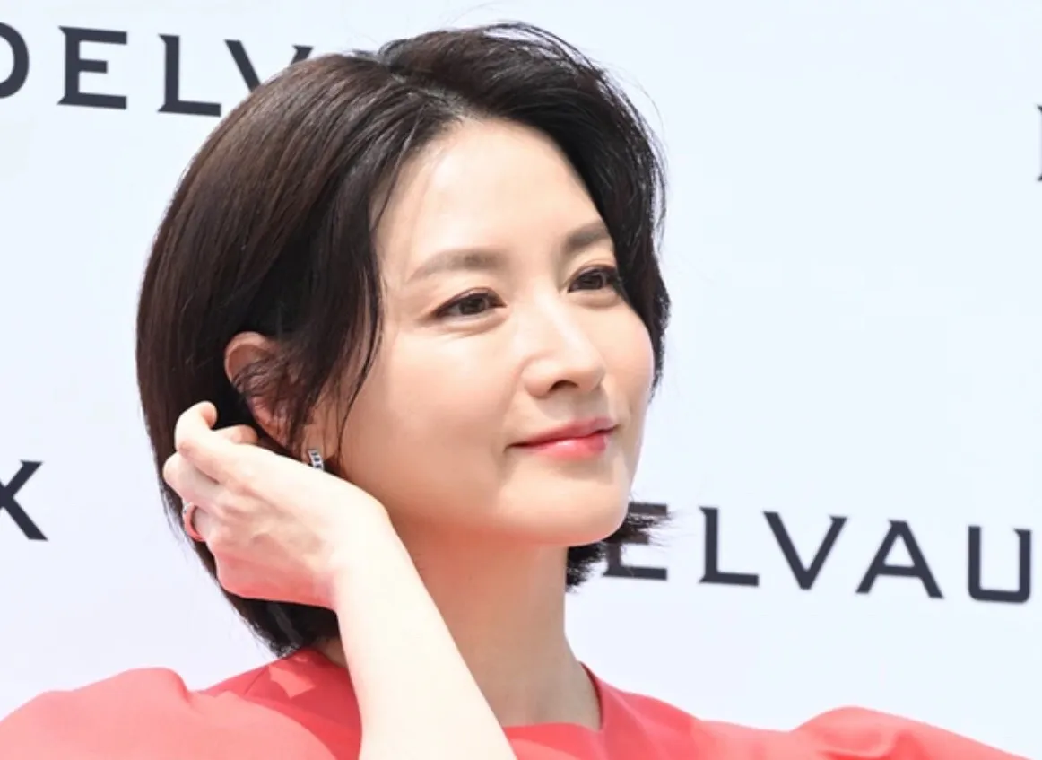 Lee Young Ae 020524 hinh 3