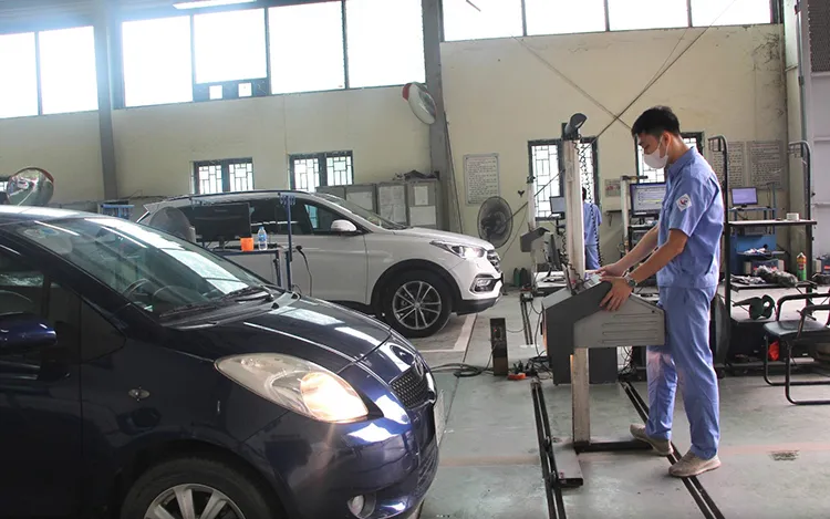 Một xe đang được kiểm định sau kỳ nghỉ lễ