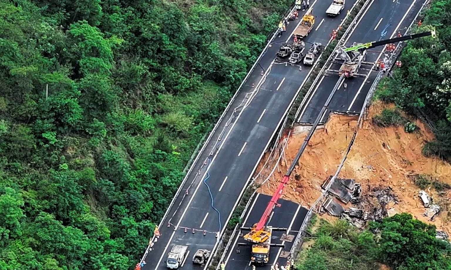 Số người bị thiệt mạng do sập đường tại Trung Quốc tăng lên 36