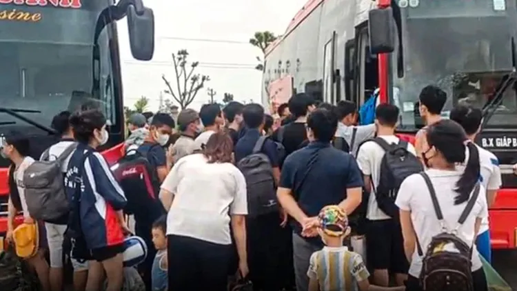 Tài xế xe sau khi uống rượu bia thì nhồi nhét 57 người lên xe và …đạp ga