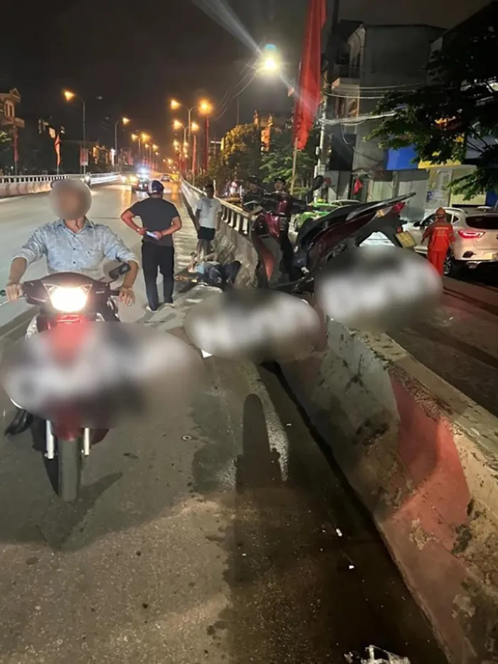 Người đàn ông đi xe 2 bánh bị đứt lìa bàn chân, khi xe leo lên giải phân cách