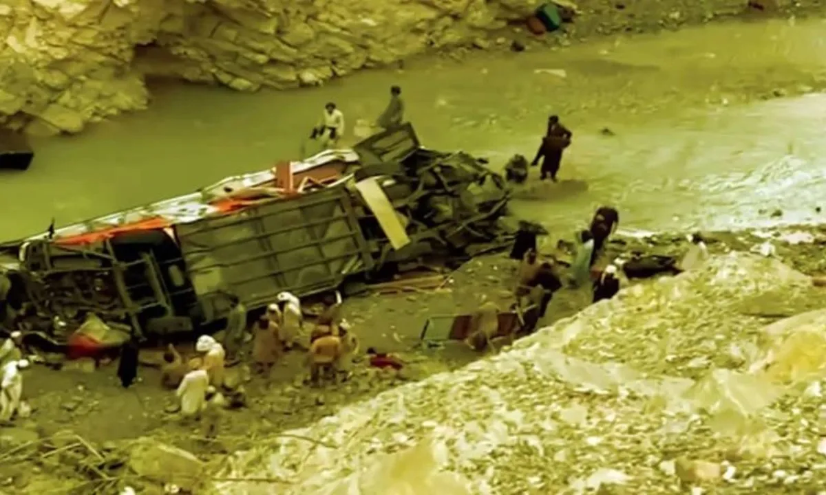 Xe buýt lao xuống hẻm núi ở Pakistan, ít nhất 15 người thiệt mạng