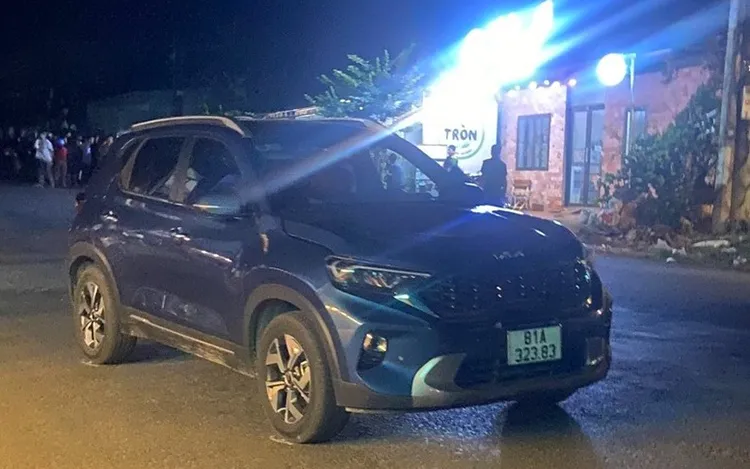 Cảnh sát giao thông đi ô tô tông chết người đi bộ