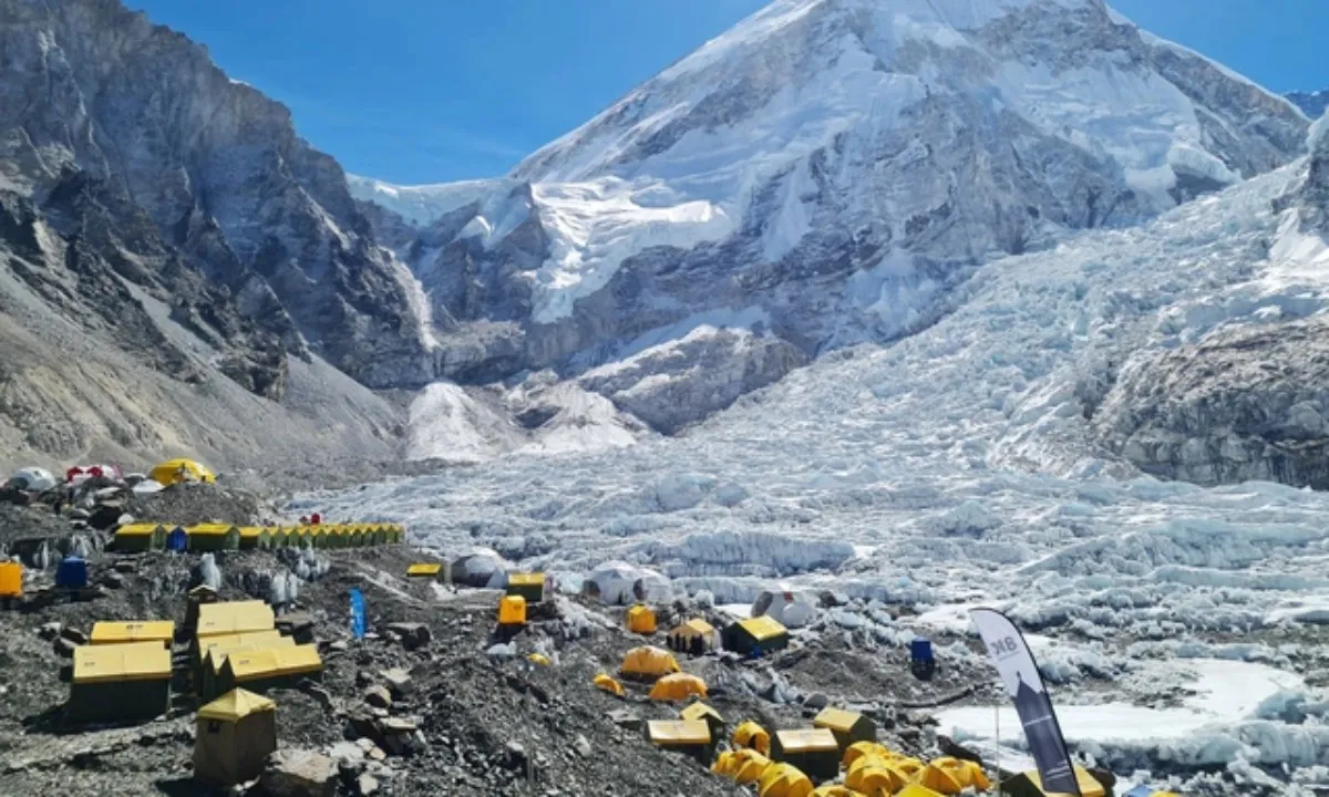 Nepal ra lệnh hạn chế giấy phép leo núi Everest