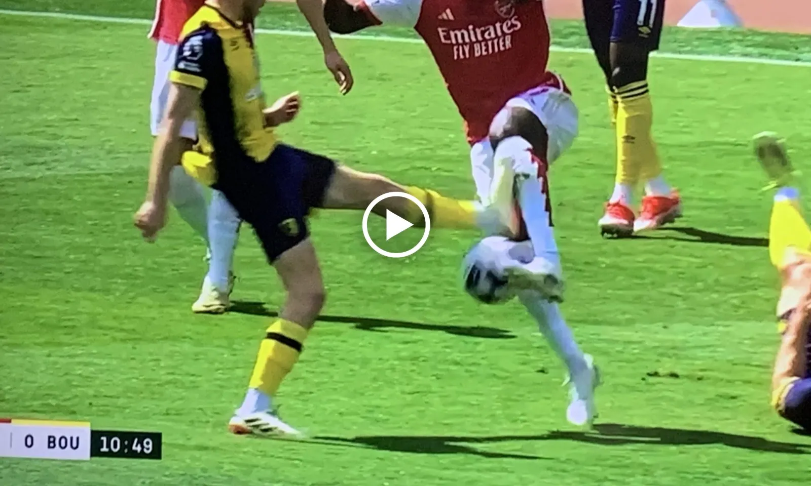 VIDEO: Saka bị cầu thủ Bournemouth phạm lỗi thô bạo, trọng tài ngó lơ khiến CĐV Arsenal phẫn nộ 